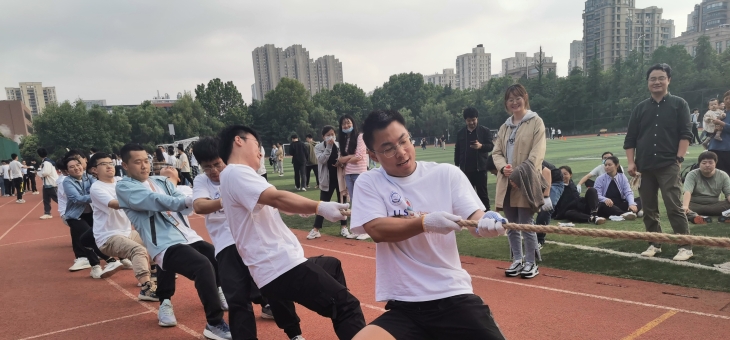 半岛体育APP-肉搏激战：中超球员斗志昂扬，场上争夺激烈的简单介绍