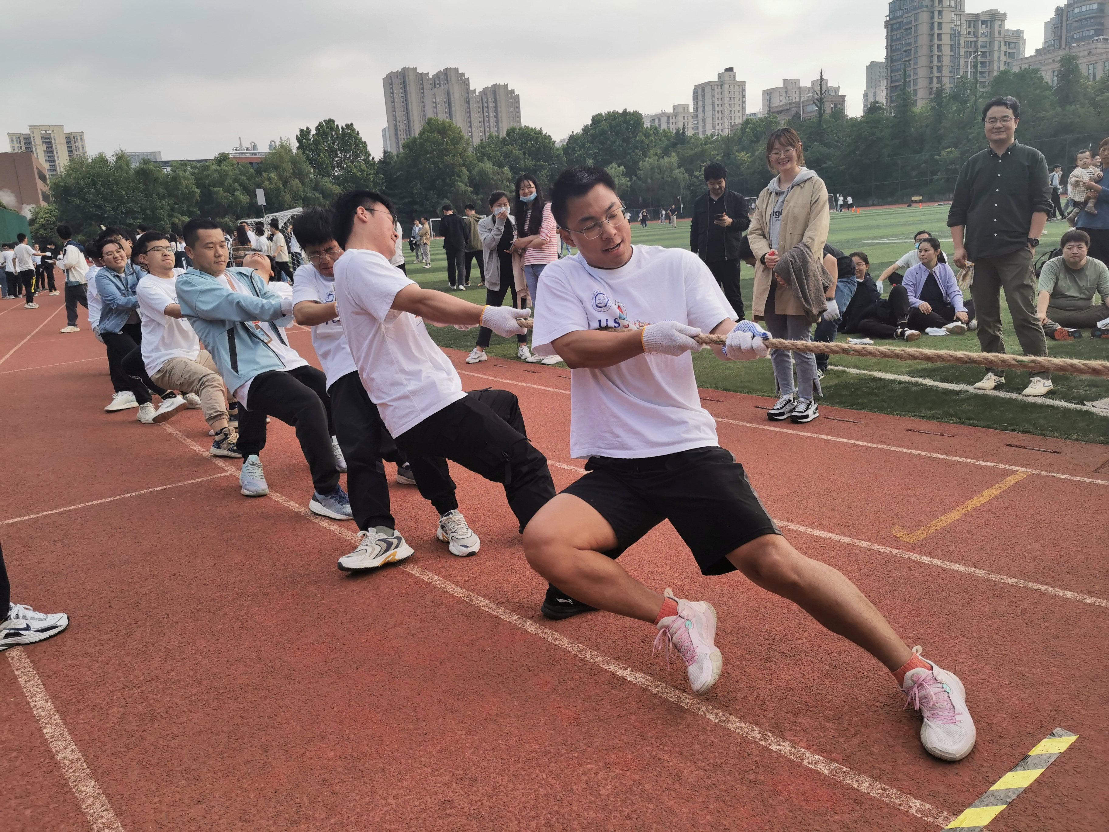 肉搏激战：中超球员斗志昂扬，场上争夺激烈的简单介绍